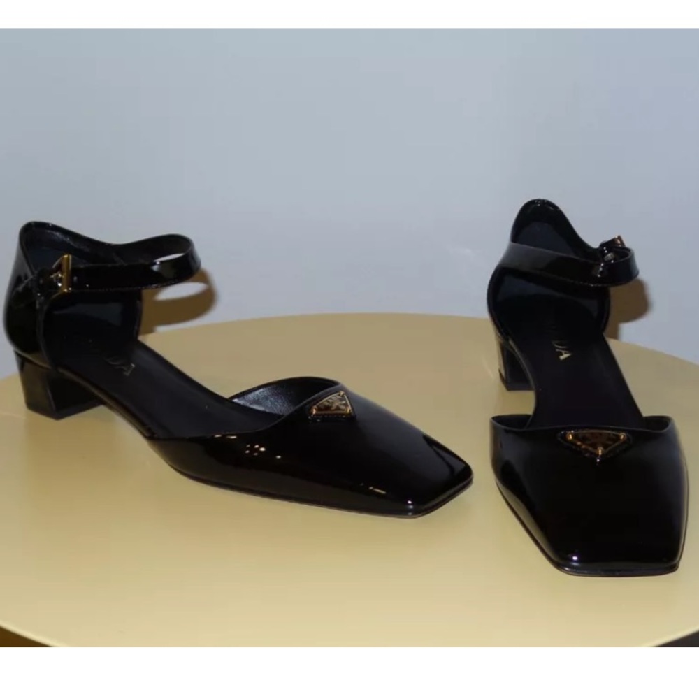 $1150 PRADA BLACK VERNICE NAPLAK LOGO PLAQUE PATENT LEATHER PUMPS